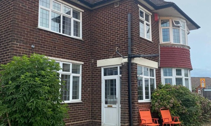 Brierley Hill Bed & Breakfast | Lodge 1 near the big merry hill shopping ,