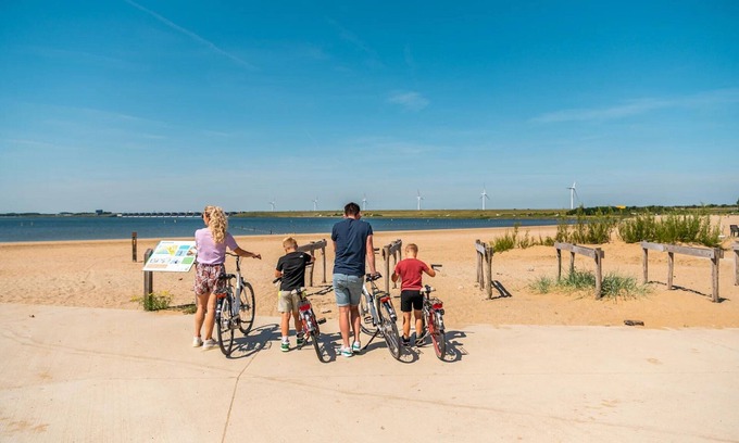 Municipality of Hellevoetsluis Ski Chalet | Lodge 4.5 km From the Seaside Town of Rockanje
