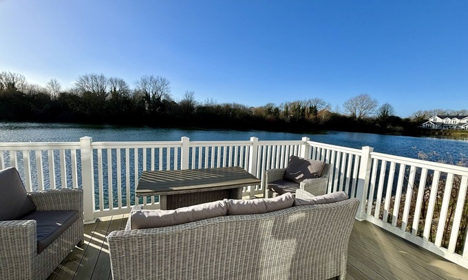 South Cerney Cabin | Lodge 66 Spring Lake Perfect Family Holiday Retreat in the Cotswold Water Park.