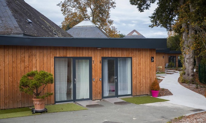 Bouchemaine Apartment | Lodge-Ensuite with Shower-Garden view