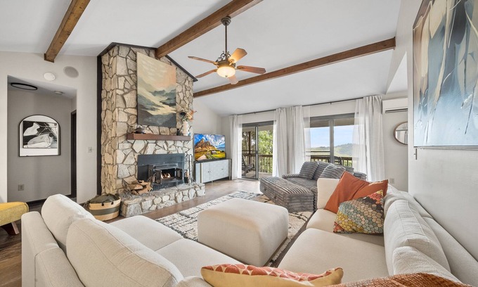 Blowing Rock House | Lodge & Views at App Ski Mountain–Mountain Sunrise