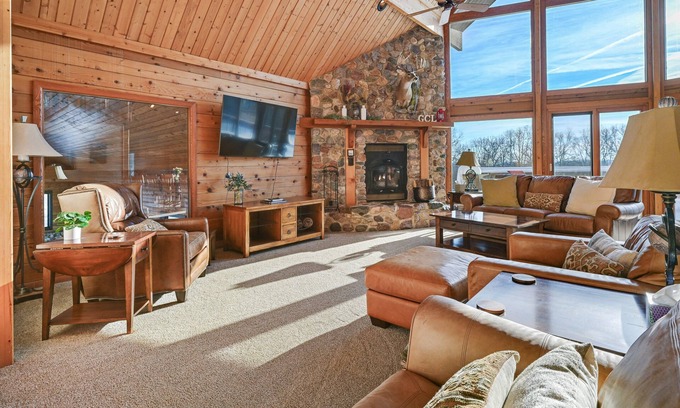 Merrimac House | Lodge w/Indoor Pool along Devil's Lake Park!