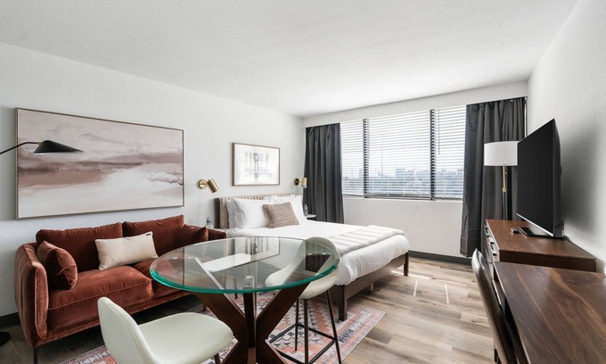 Greenway Plaza-Upper Kirby Apartment | Lodgeur | Studio w/pool & gym | Upper Kirby