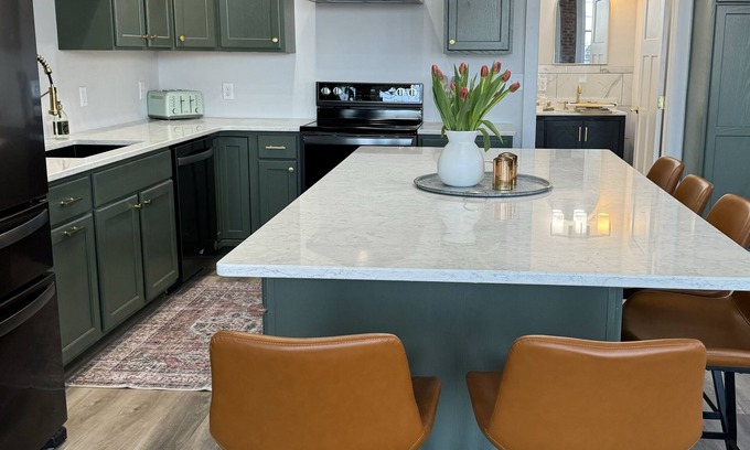 Du Quoin Apartment | Loft Apartment on Main Downtown - Sleeps 4