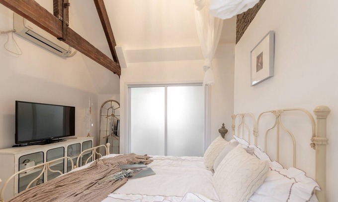 Jing'an House | Loft Studio Right next to Kerry Center, Jing'An Temple, Metro Line 2 & Shops