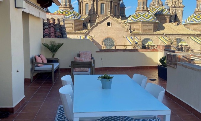 Zaragoza Apartment | Loft-style penthouse, with unbeatable views of the Plaza del Pilar.