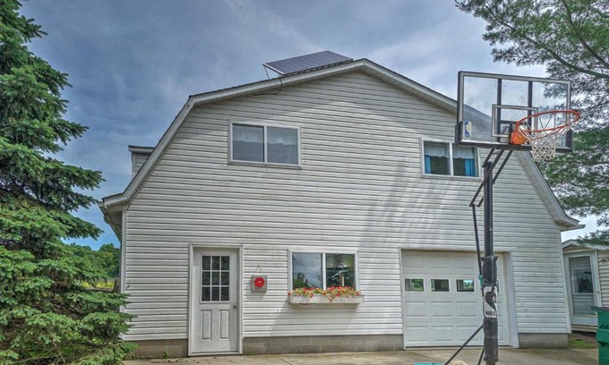 Huntsburg House | Loft Unplugged with Outdoor Space in Amish Country!