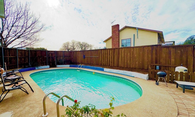 Richardson House | Loft w/Big Pool, Huge Backyard, Fire Pit, PingPong, Pool Table,