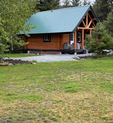Central Okanagan House | Lofted log cabin with fire table