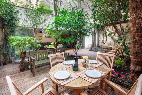 Quartier de l'Ecole-Militaire Apartment | Lofthouse with garden in Paris 5 adults, 1 kid