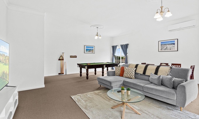Barrack Heights House | Loftus Spacious Getaway