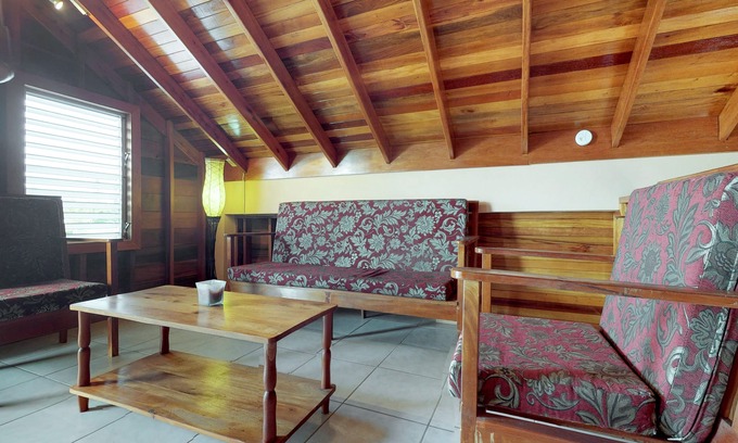 Caye Caulker Cottage | Lofty Space with a Private Veranda and Free WiFi - Walk 10 Minutes into Town