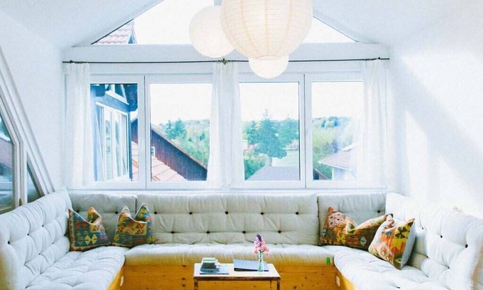 Holzhausen Apartment | Lofty spacious apartment with natural flair and lake view