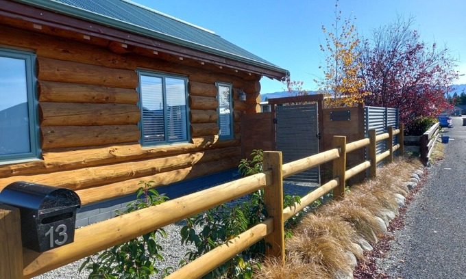 Twizel Cabin | Log Cabin - Cosy and comfortable.