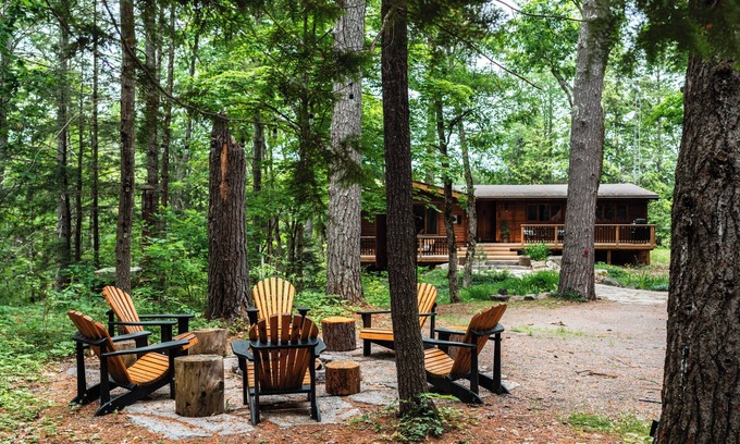 Trent Lakes Cabin | Log Cabin Couple's Getaway - Waterfront, 18 Acres