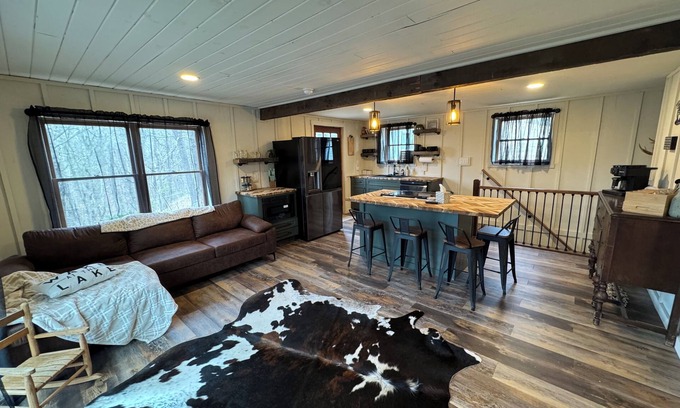 James Creek Cabin | Log cabin minutes from Raystown Lake!