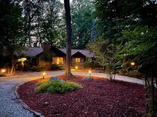 Richmond Heights House | Log Cabin - Natures Oasis - Fire Pit & Gazebo