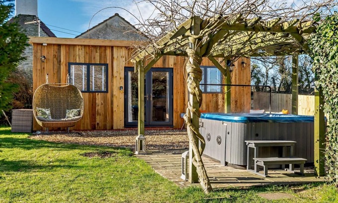 Upton Cheyney Cabin | Log Cabin near Bath with Hottub