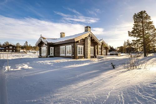 Veggli House | Log Cabin Near Historic Senhovd