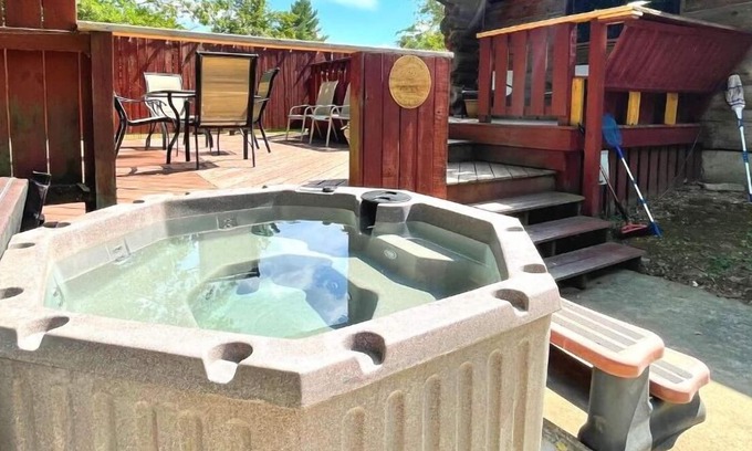 Cape Girardeau House | Log Cabin with Brand-new Hot Tub! W/Pool Table - Near Downtown Cape and Casino