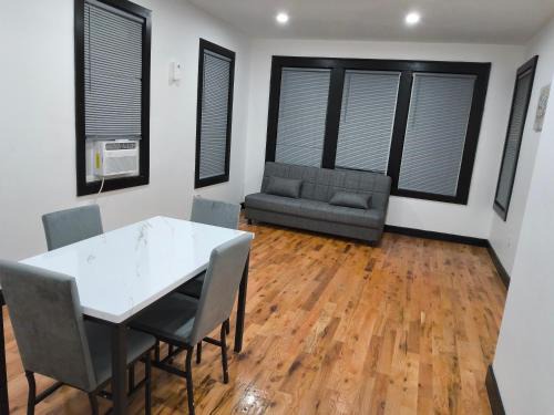 Weequahic Apartment | Log Comfort