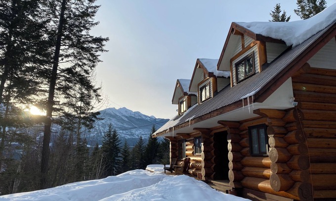 Golden House | Log Home Getaway with Incredible Mountain Views