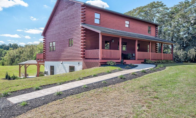 Harrisburg House | Log Home on 8 Acres close to Hershey attractions