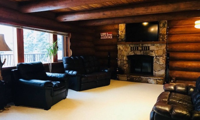 Boswell House | Log Home on Kootenay Lake, 3 bdrm, 2 bath, 2 king beds and 1 queen, Hot Tub.