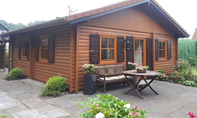 Ofenerdiek House | Log house pearl in the green