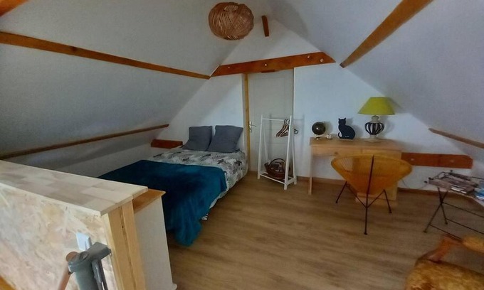 Dun-sur-Auron Apartment | Logement climatisé à la campagne avec terrasse