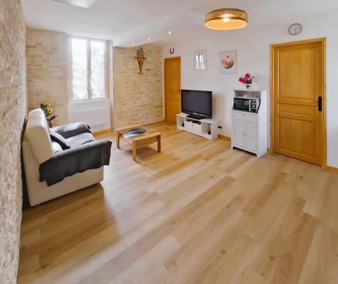 Reviers Apartment | Logement cosy parking privé situé au cœur du village