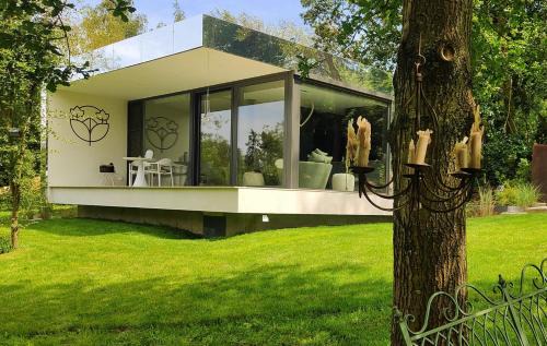 Ohey Villa | Logement insolite miroir dans la nature avec hottub et sauna