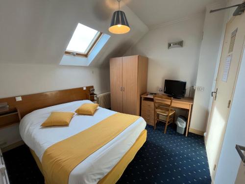 Beaumont-sur-Sarthe Hotel | Logis de la Barque