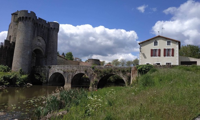 Parthenay House | Logis de la tour, in the heart of the medieval Parthenay quarter, sleeps 4 to 6