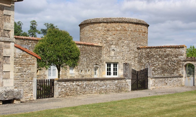 Paizay-Naudouin-Embourie House | Logis in the enclosure of the castle - Original accommodation sleeps 5