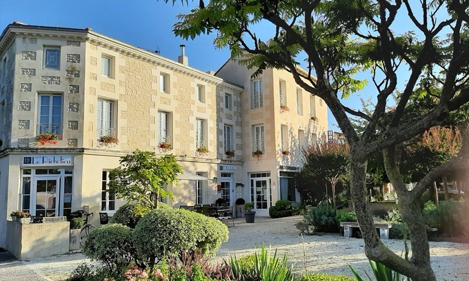 Saujon Hotel | Logis Hôtel Le Richelieu - Royan Atlantique