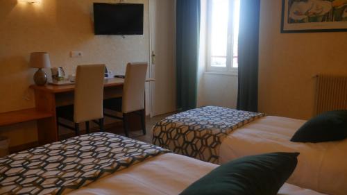 Montmelard Hotel | Logis Le Saint Cyr