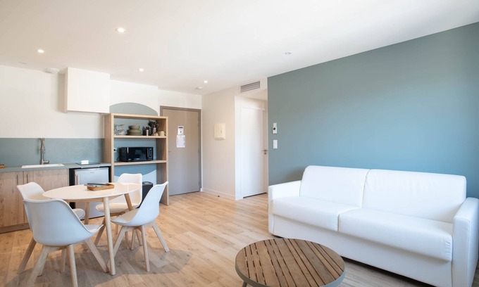 Pont-de-Vaux Apartment | Logis les Cepages-Restaurant le Raisin