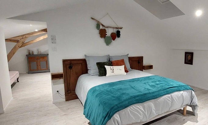 Le Poire-sur-Vie Bed & Breakfast | Logis Seigneurial Historique en Pleine Campagne Entouré D'un Élevage de Lamas