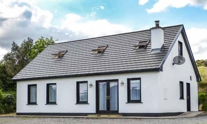Cloghan Cottage | LOISTIN COIMIN, family friendly in Ballybofey, County Donegal
