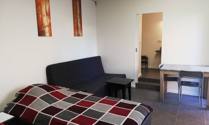 Lommel Hotel | Lommel inn, free wifi, 7/24 check inn, sat tv, free parking, 4 people
