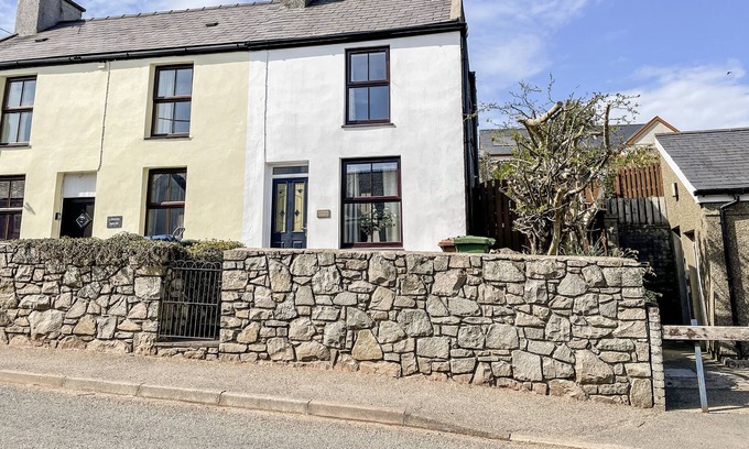 Llithfaen Cottage | LONDON BACH, pet friendly, with open fire in Llithfaen