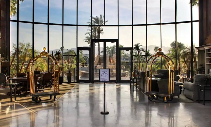 Lake Havasu City Villa | London Bridge Pool-Side Suites at Queens Bay, walking distance to Lake Havasu