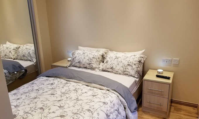 Clayhall Apartment | London Luxury 1 bed Flat 1 min Walk to Redbridge Tube Station, Parking, Aircon