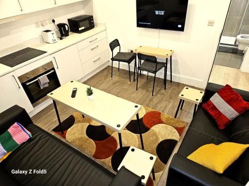 Kidbrooke with Hornfair Apartment | LONDON SLEEPHOUSE PARTYING Is NOT ALLOWED PLS