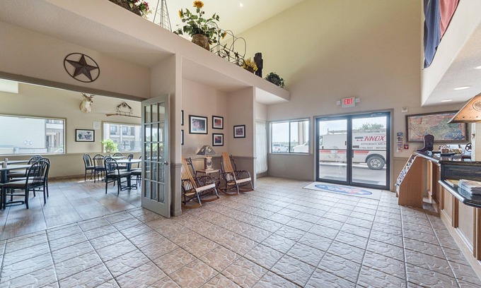 Victoria Hotel | Lone Star Inn & Suites