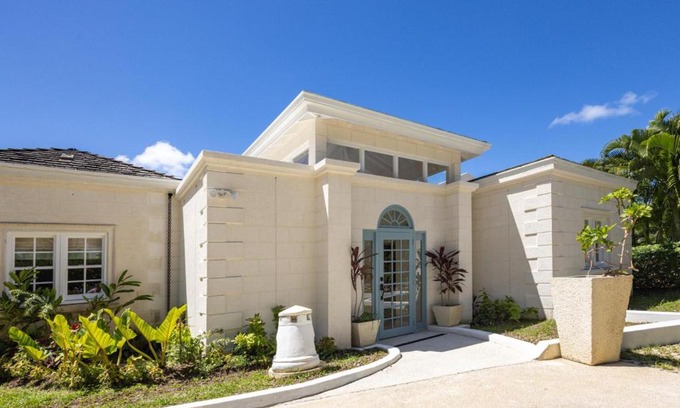 Westmoreland Villa | Lonetrees - Large Luxury Private Villa w Pool