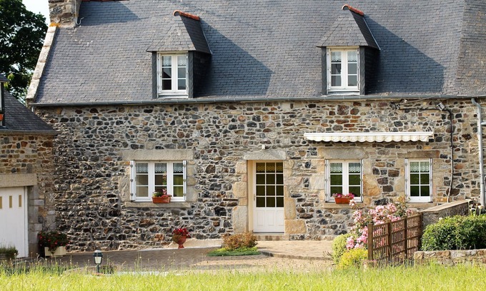 Pleboulle House | Longère Bretonne Dans un Écrin de Verdure