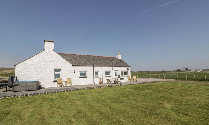 Newton Stewart Cottage | LONGFORTH FARM COTTAGE, family friendly, with hot tub in Glenluce