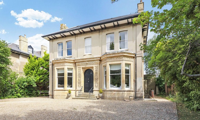 Cheltenham Villa | Longworth Villa , Large 9 Bed Villa in the Centre of Vibrant Regency Cheltenham.